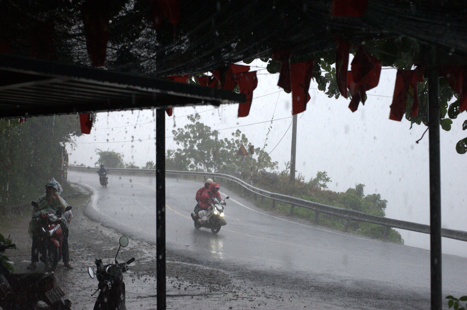 En person på moped i kraftigt regn